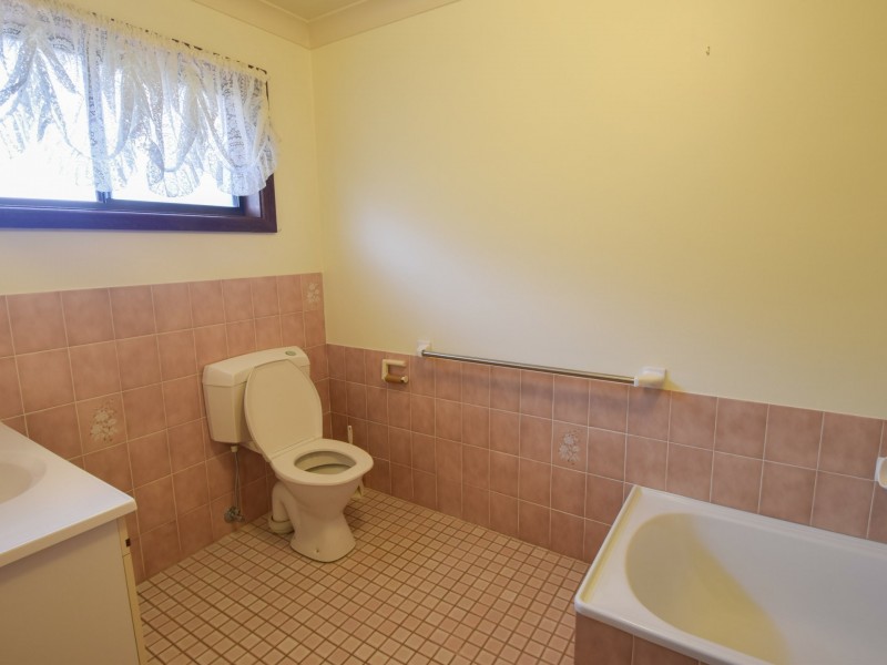 7 Keevil Drive, Young NSW 2594