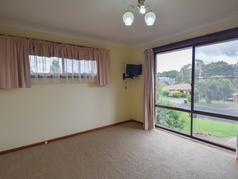 7 Keevil Drive, Young NSW 2594