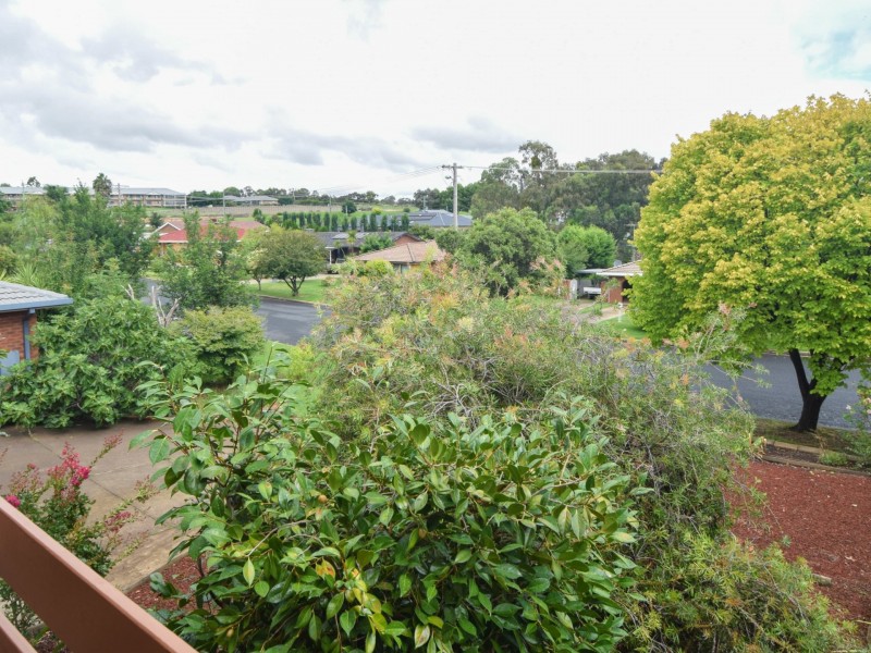 7 Keevil Drive, Young NSW 2594