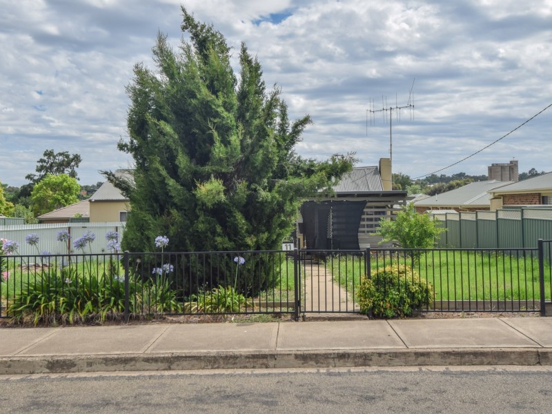 11 Miro Street, Young NSW 2594