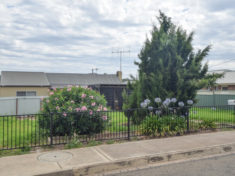 11 Miro Street, Young NSW 2594