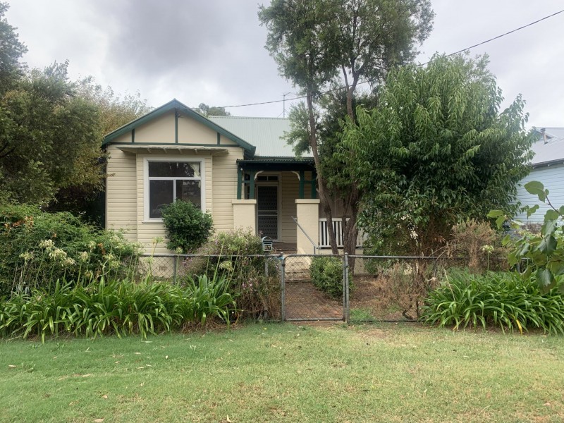 27 Caple Street, Young NSW 2594