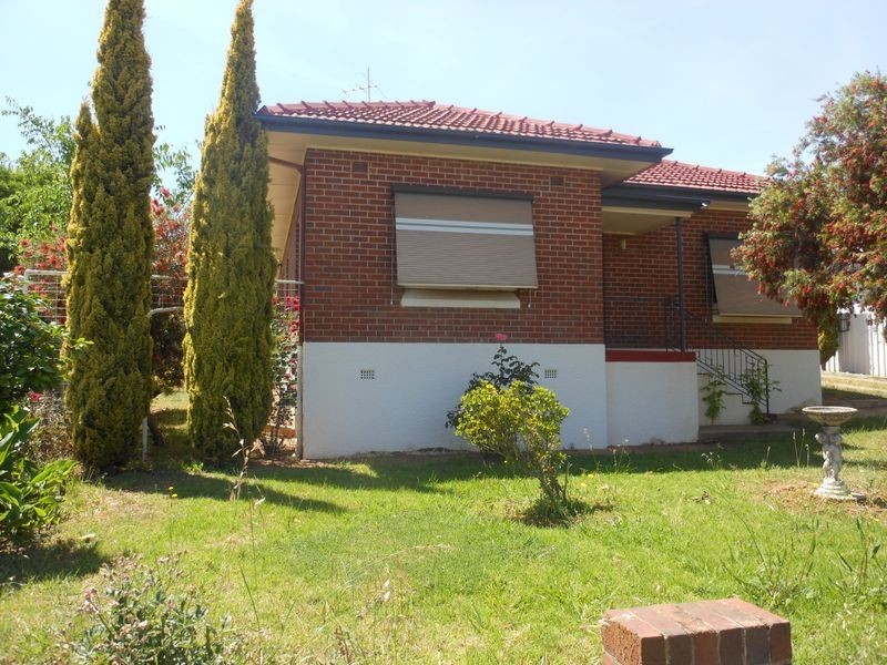 1 Blackett Avenue, Young NSW 2594