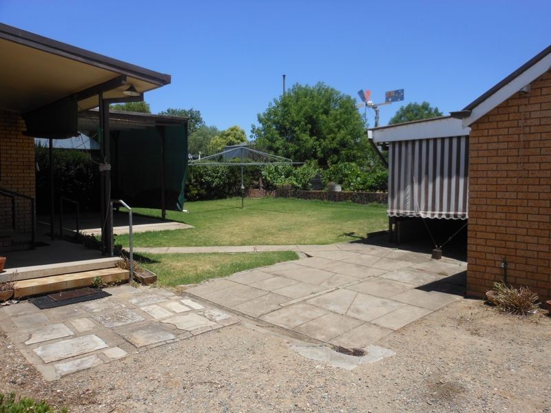 43 Murringo Street, Young NSW 2594