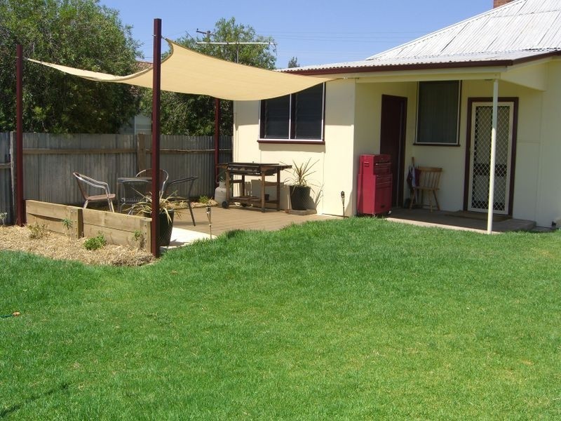 27 Gordon Street, Young NSW 2594