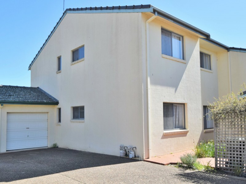 4/4 Old Barracks Lane, Young NSW 2594