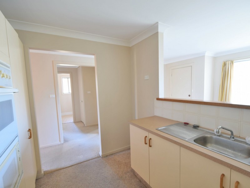 4/4 Old Barracks Lane, Young NSW 2594
