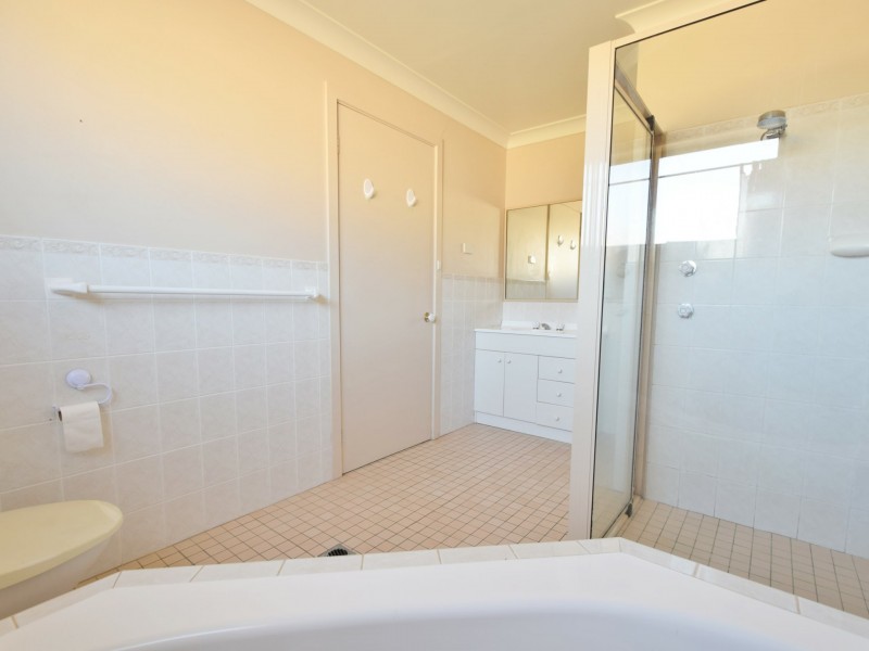 4/4 Old Barracks Lane, Young NSW 2594
