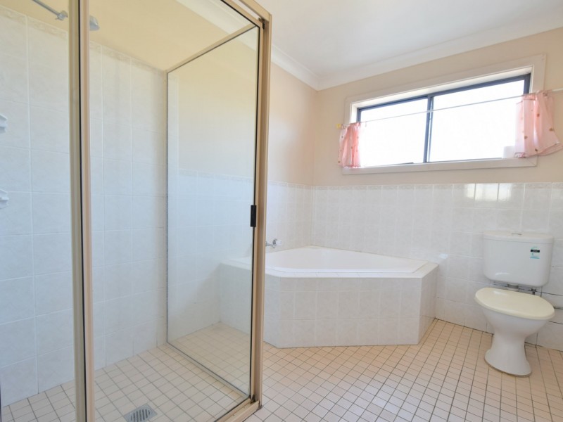 4/4 Old Barracks Lane, Young NSW 2594