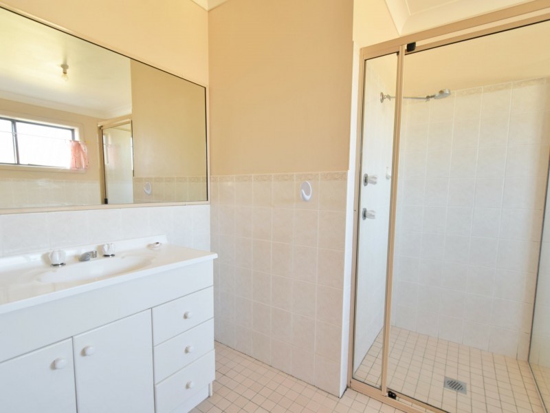 4/4 Old Barracks Lane, Young NSW 2594