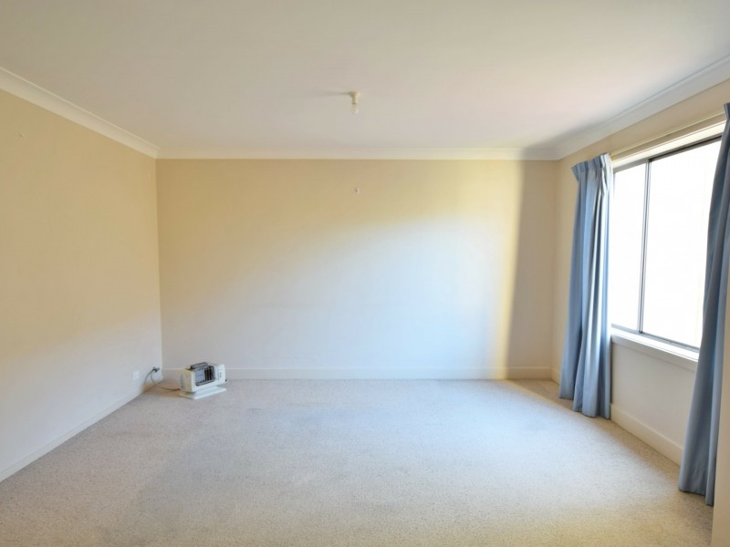 4/4 Old Barracks Lane, Young NSW 2594
