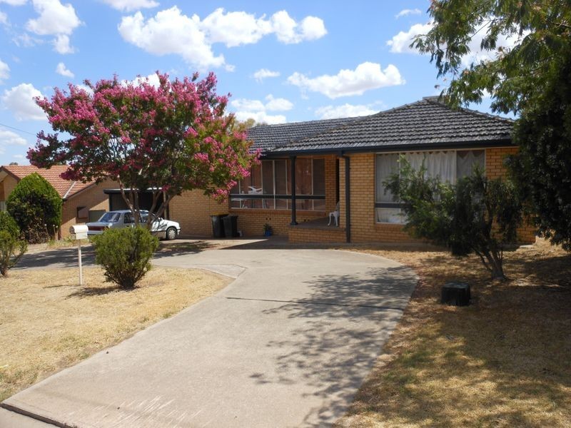70 Blackett Avenue, Young NSW 2594