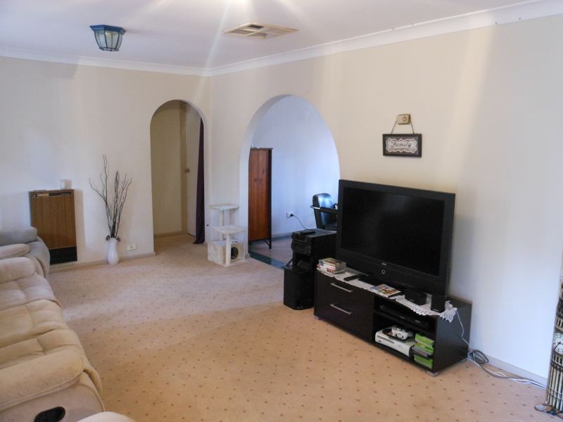 70 Blackett Avenue, Young NSW 2594