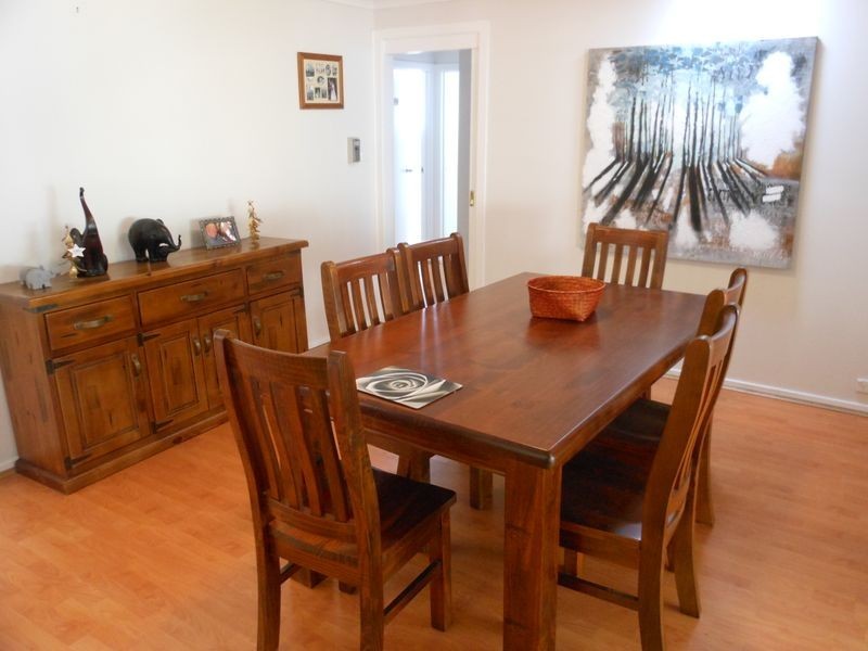10 Pinewiew Circuit, Young NSW 2594