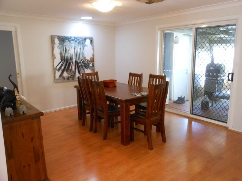 10 Pinewiew Circuit, Young NSW 2594