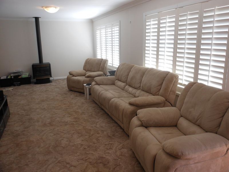 10 Pinewiew Circuit, Young NSW 2594