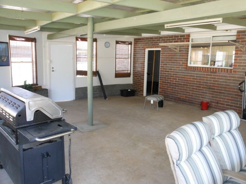 10 Pinewiew Circuit, Young NSW 2594