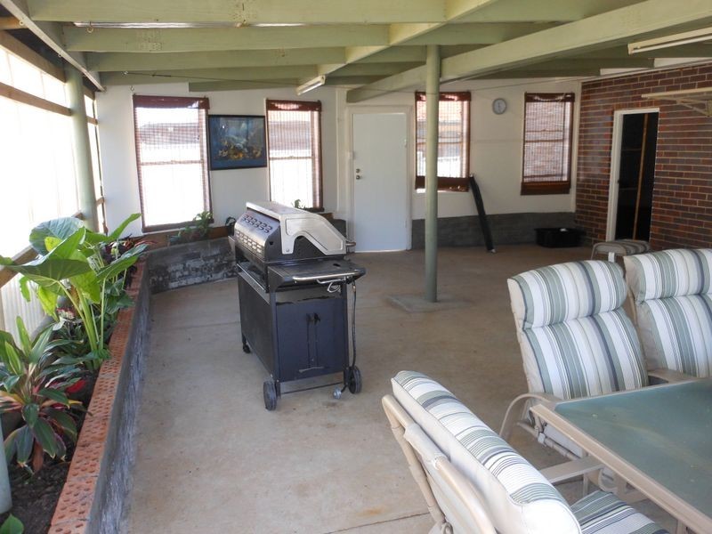 10 Pinewiew Circuit, Young NSW 2594