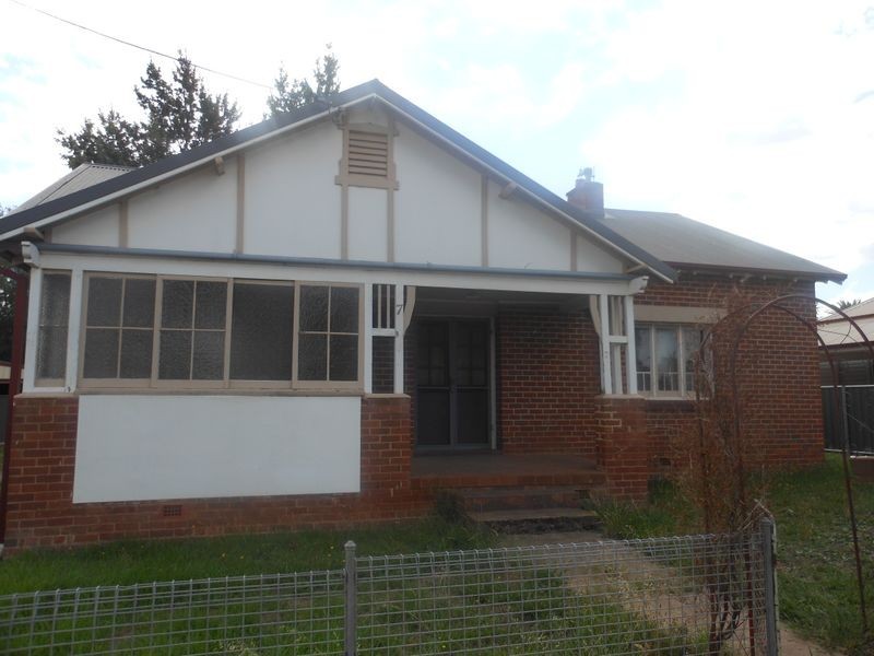 7 Marina Street, Young NSW 2594