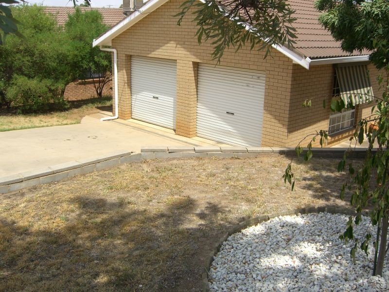 08 Cowper Street, Young NSW 2594