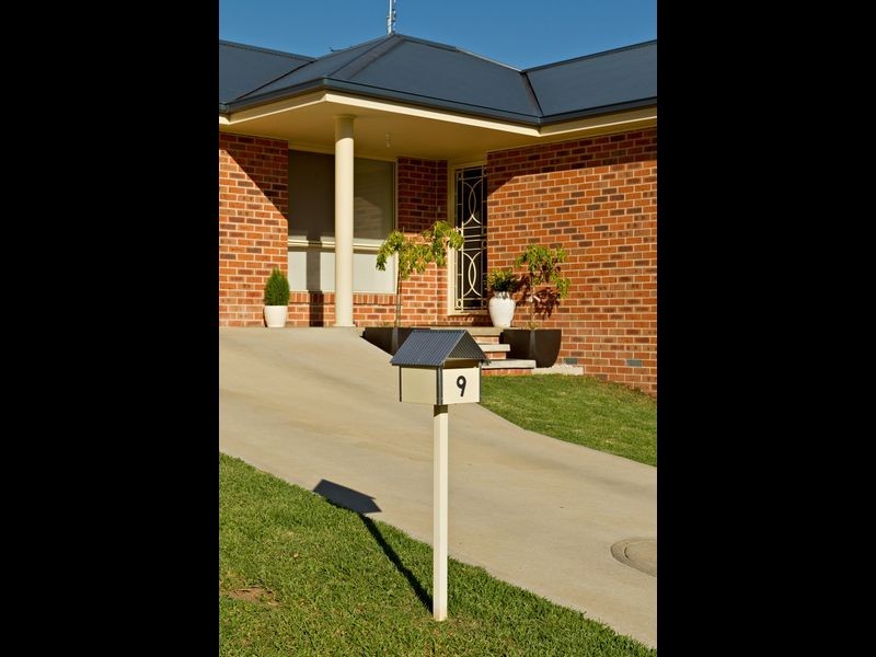 9 Hambrook Place, Young NSW 2594