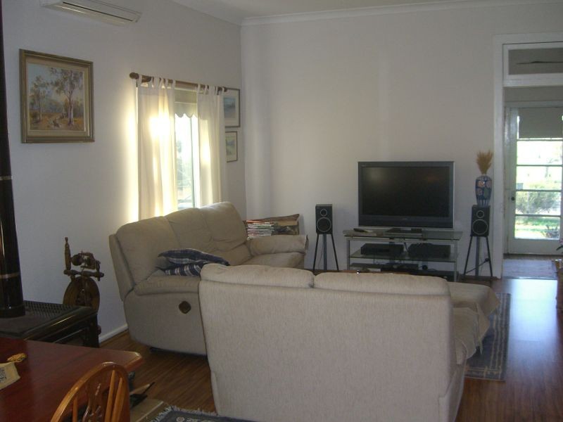 5 Pine Rd, Young NSW 2594