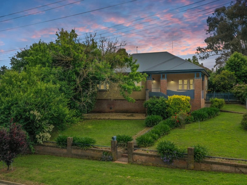 19 Whiteman Avenue, Young NSW 2594