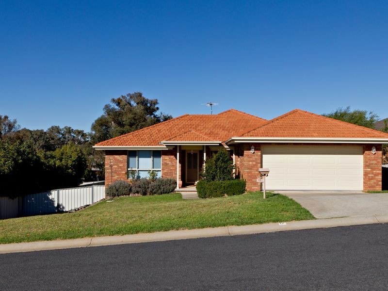 17 Mathew Crescent, Young NSW 2594