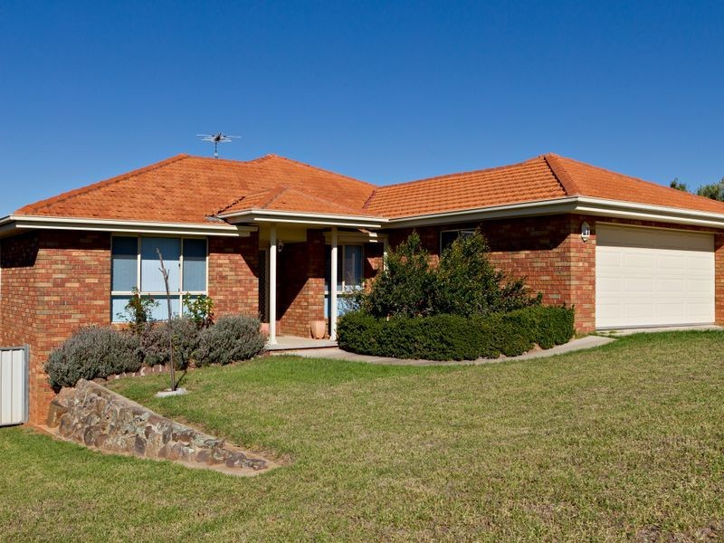 17 Mathew Crescent, Young NSW 2594
