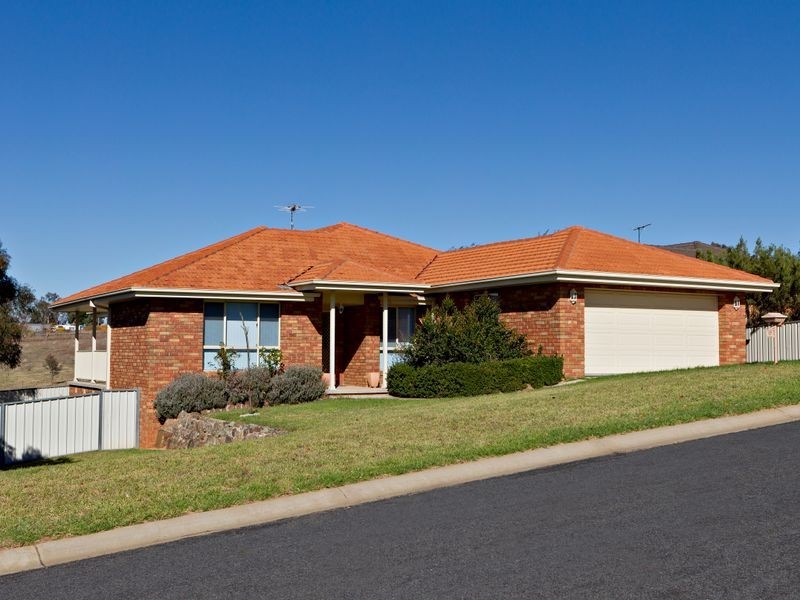 17 Mathew Crescent, Young NSW 2594