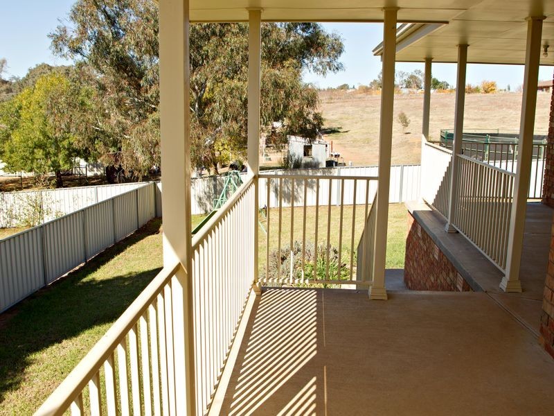 17 Mathew Crescent, Young NSW 2594