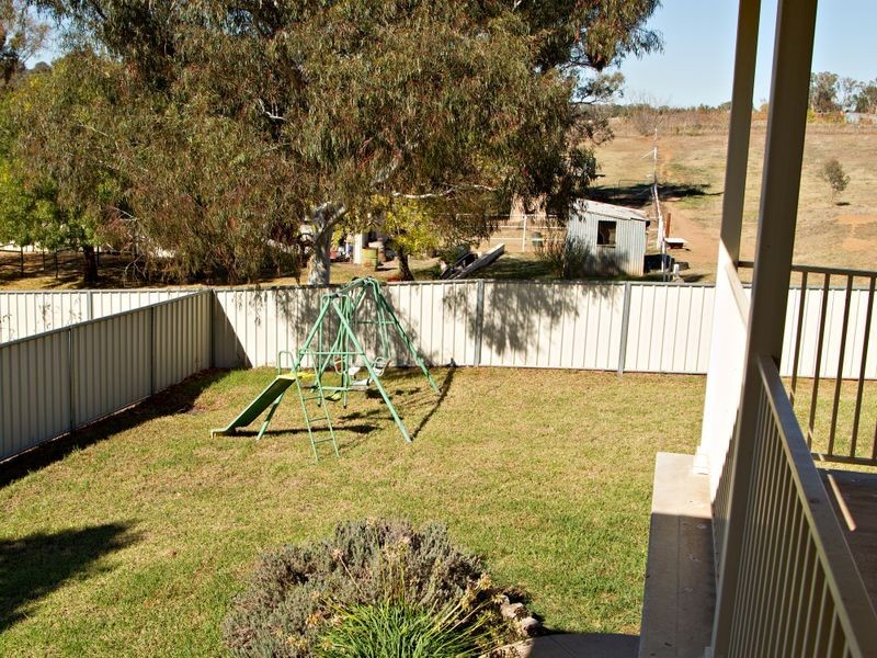 17 Mathew Crescent, Young NSW 2594