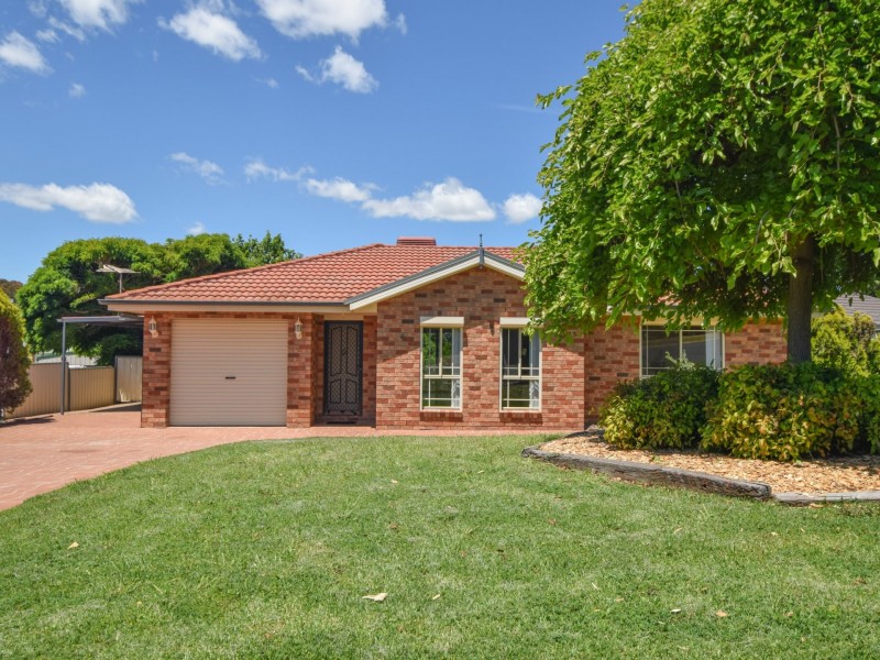 14 Hargreaves Crescent, Young NSW 2594