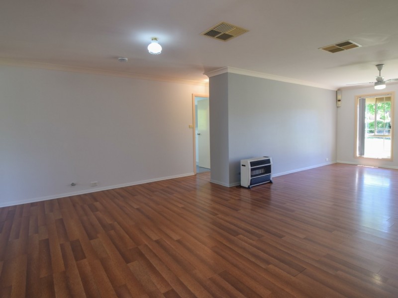 14 Hargreaves Crescent, Young NSW 2594