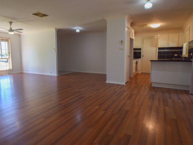 14 Hargreaves Crescent, Young NSW 2594