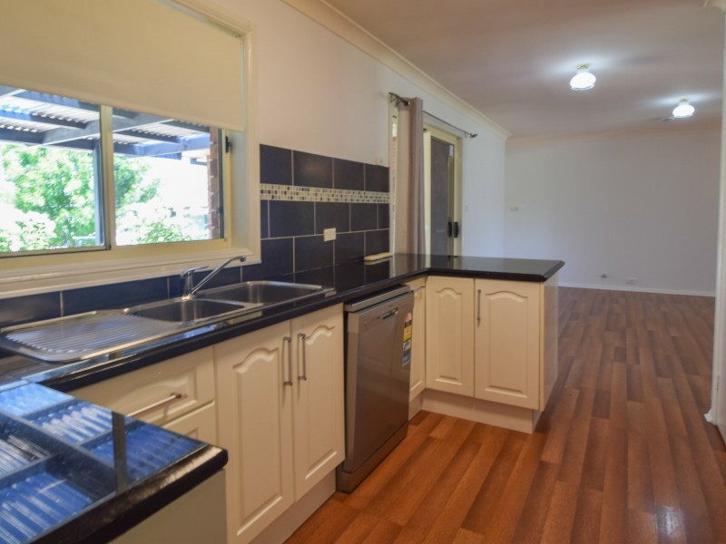 14 Hargreaves Crescent, Young NSW 2594