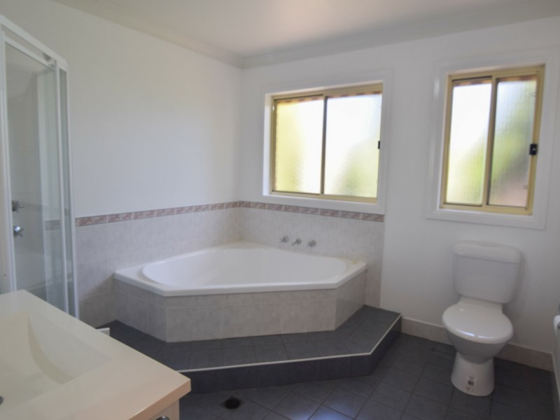 14 Hargreaves Crescent, Young NSW 2594