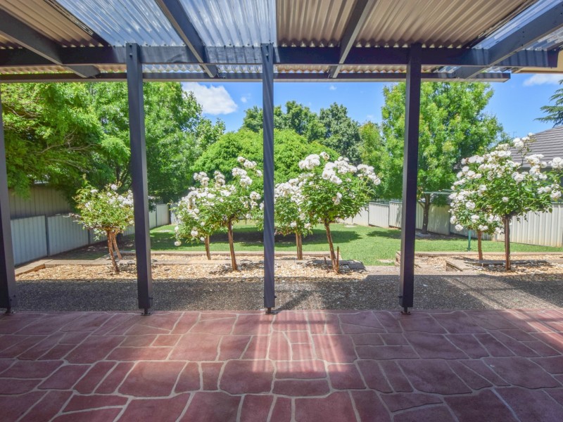 14 Hargreaves Crescent, Young NSW 2594