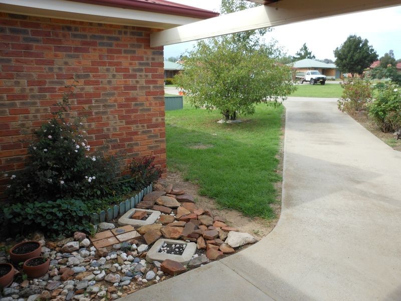 10/3A Sam Place, Young NSW 2594