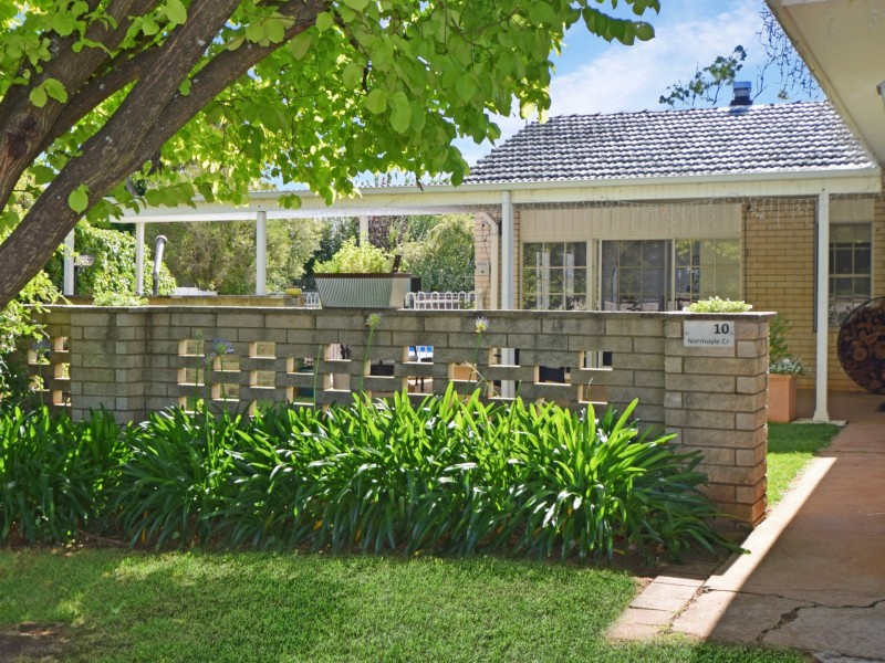10 Normoyle Crescent, Young NSW 2594