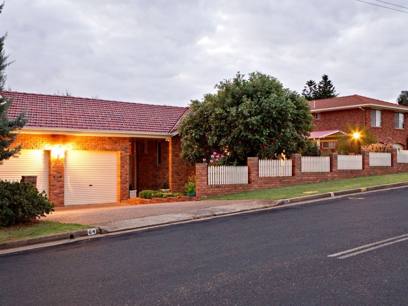 64 Fontenoy Street, Young NSW 2594