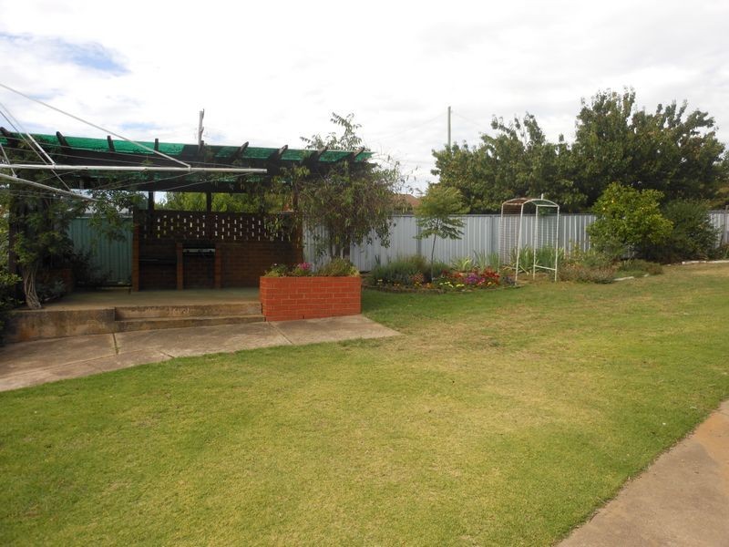 18 Taylor Road, Young NSW 2594