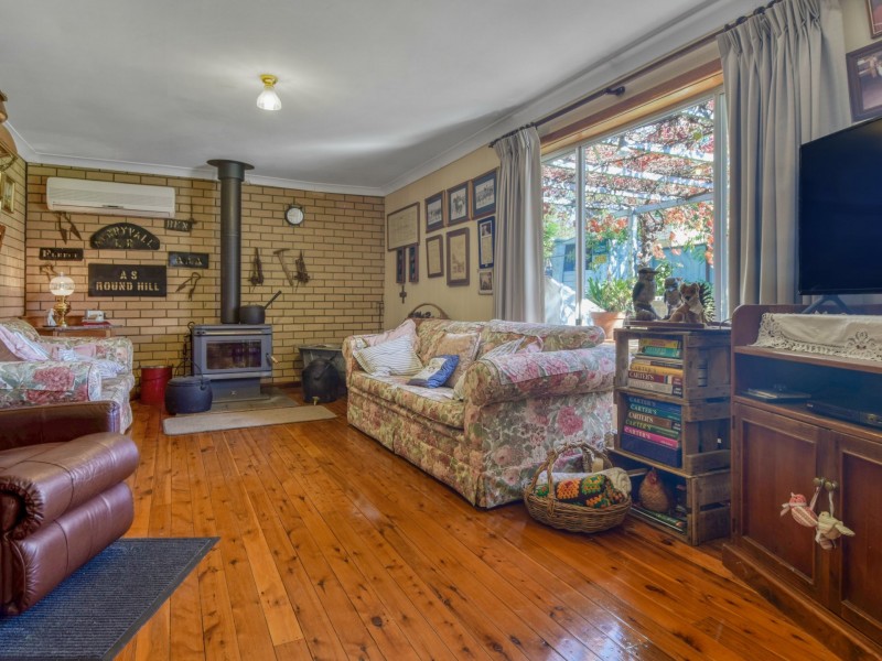 1 Crichton Crescent, Young NSW 2594