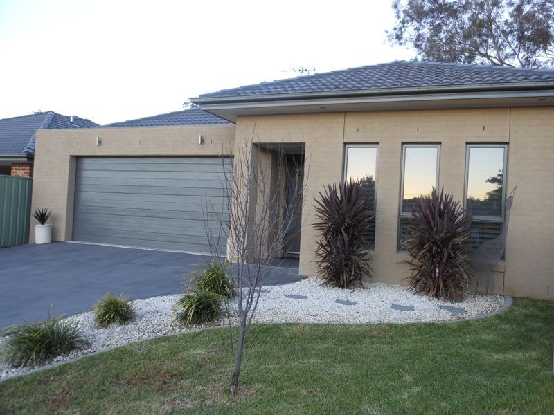 5B Garland Place, Young NSW 2594