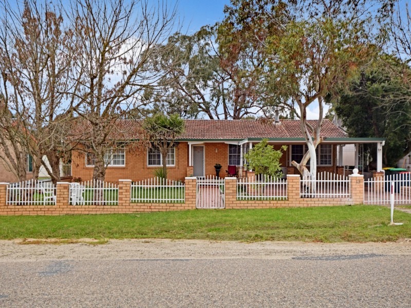 13 Chums Lane, Young NSW 2594