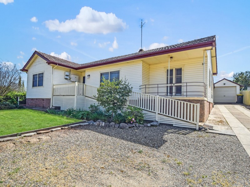 33 Whiteman Ave, Young NSW 2594