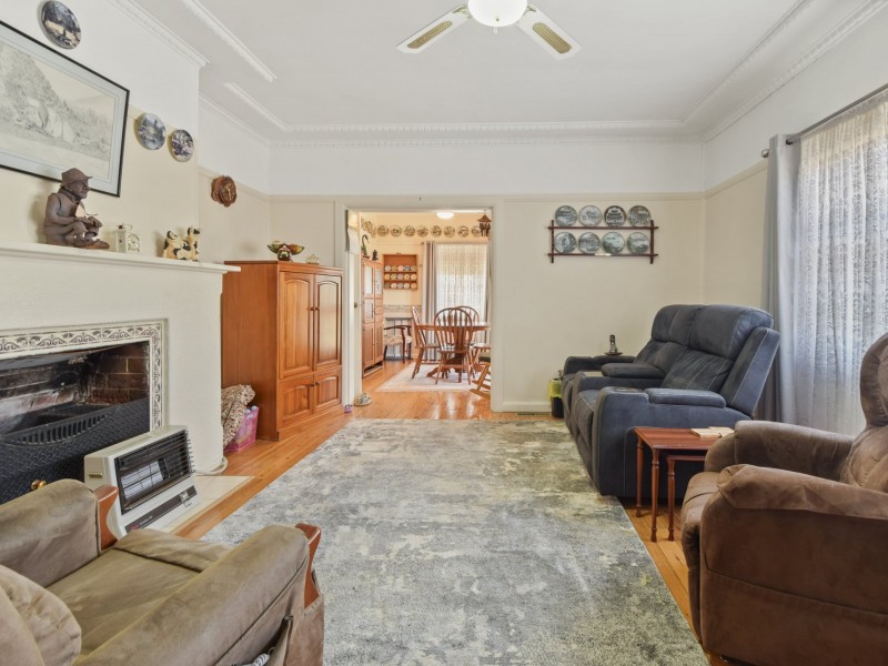 33 Whiteman Ave, Young NSW 2594