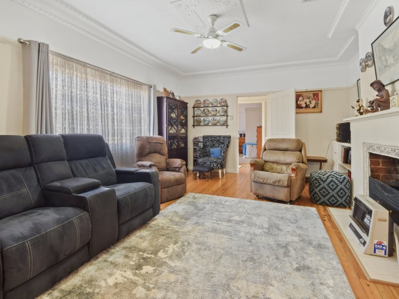 33 Whiteman Ave, Young NSW 2594