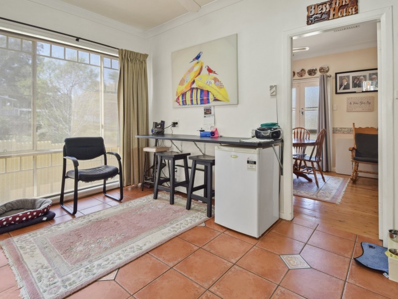 33 Whiteman Ave, Young NSW 2594