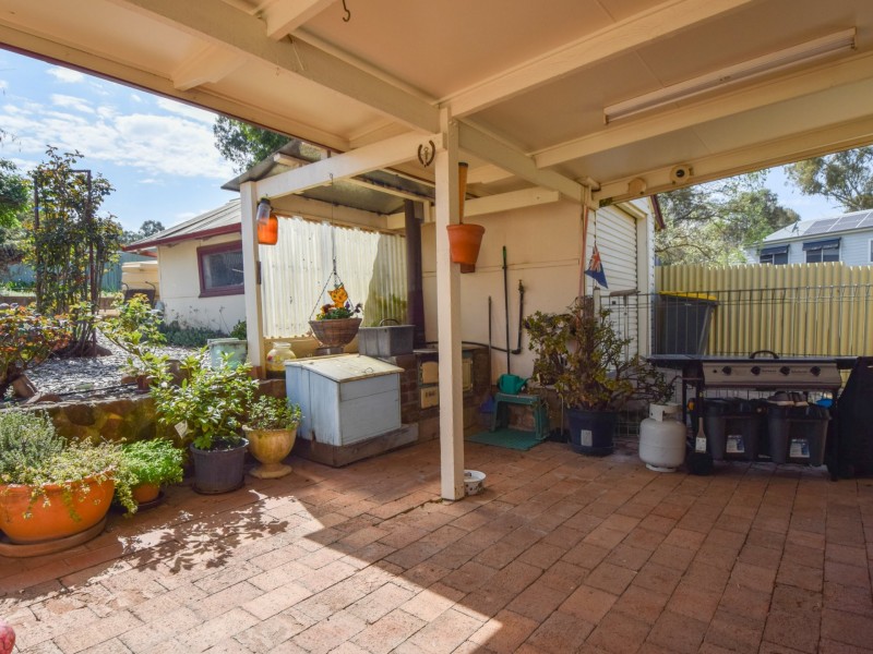 33 Whiteman Ave, Young NSW 2594